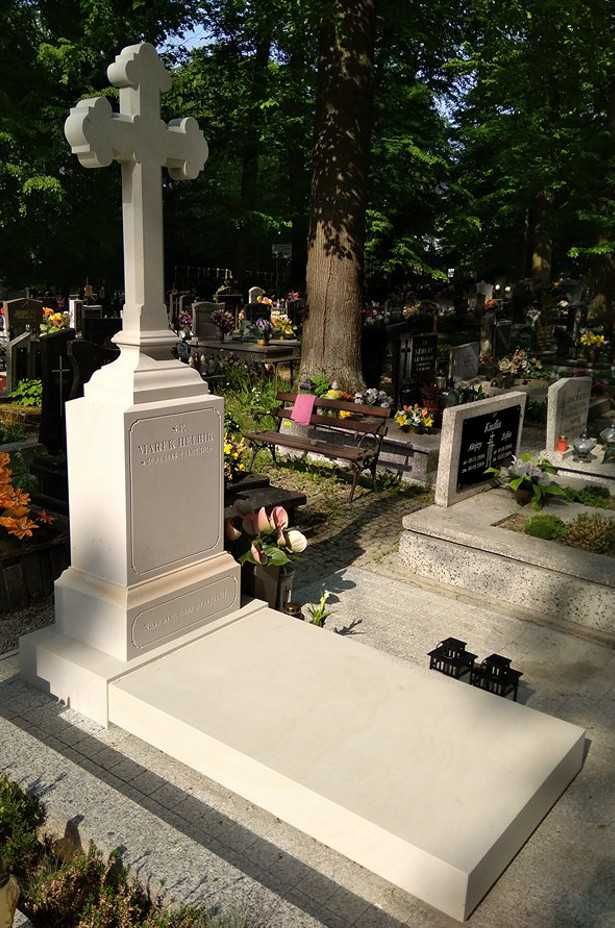 nagrobek z piaskowca obelisk kapliczki pomniki PRODUCENT