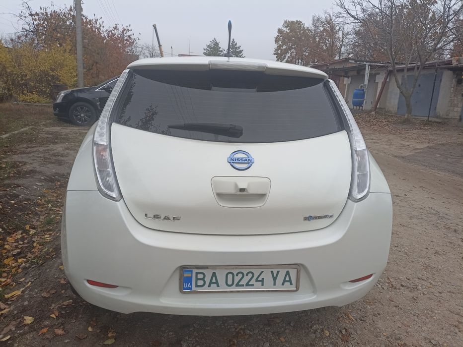 Продам Nissan leaf.