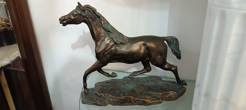 Cavalo galope tom bronze