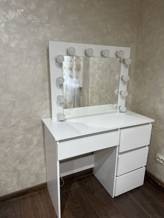 Туалетний столик