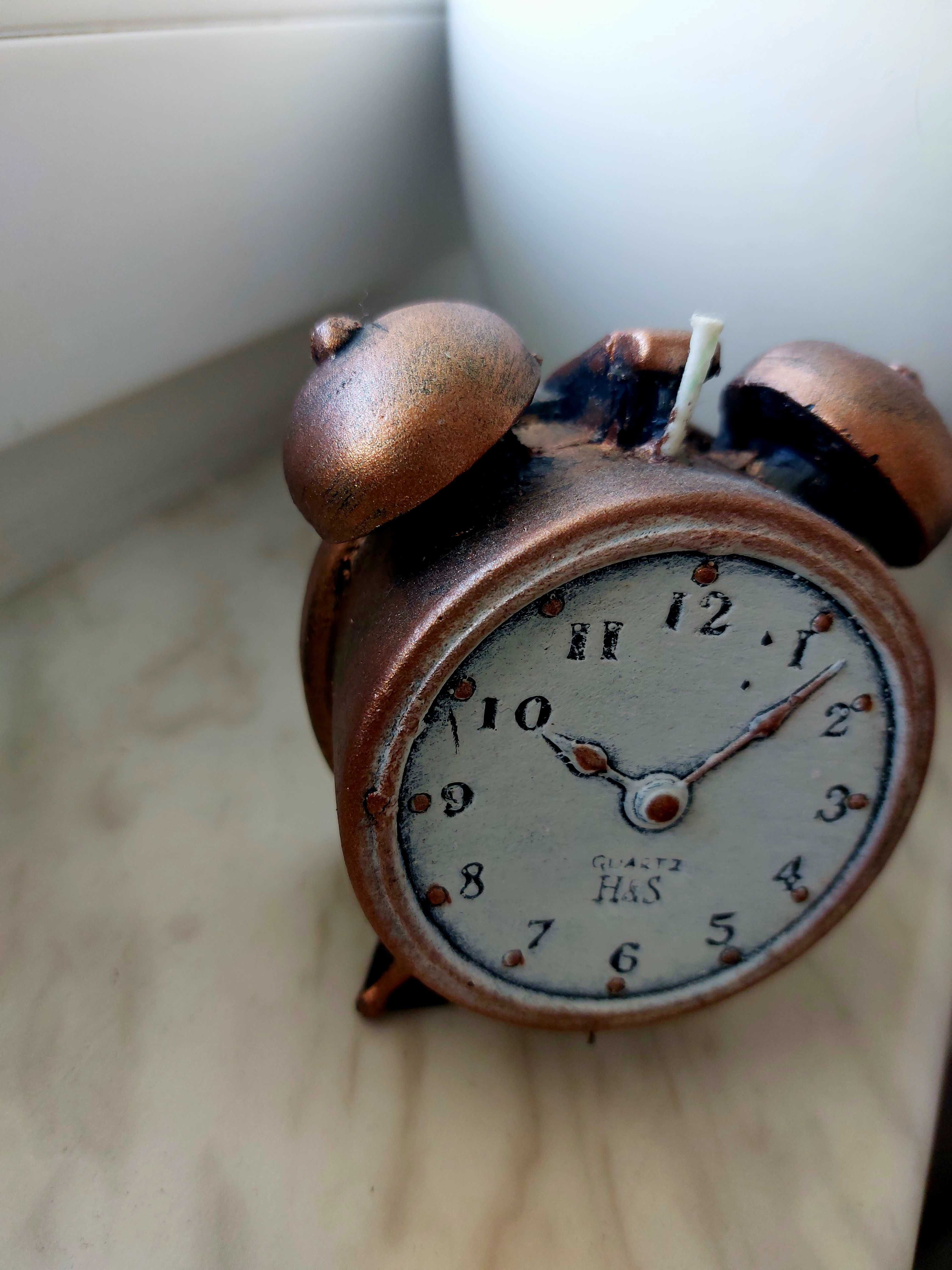 Świeca miedziany budzik zegar ręcznie zdobiona.