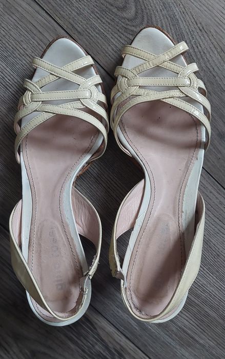 Buty damskie na obcasie w kolorze ecru