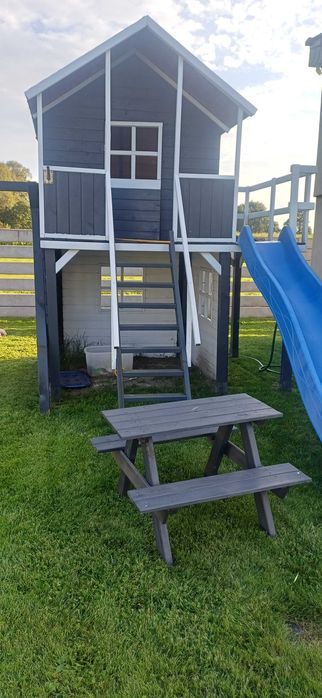 Drewniany domek dla dzieci ze zjeżdżalnią