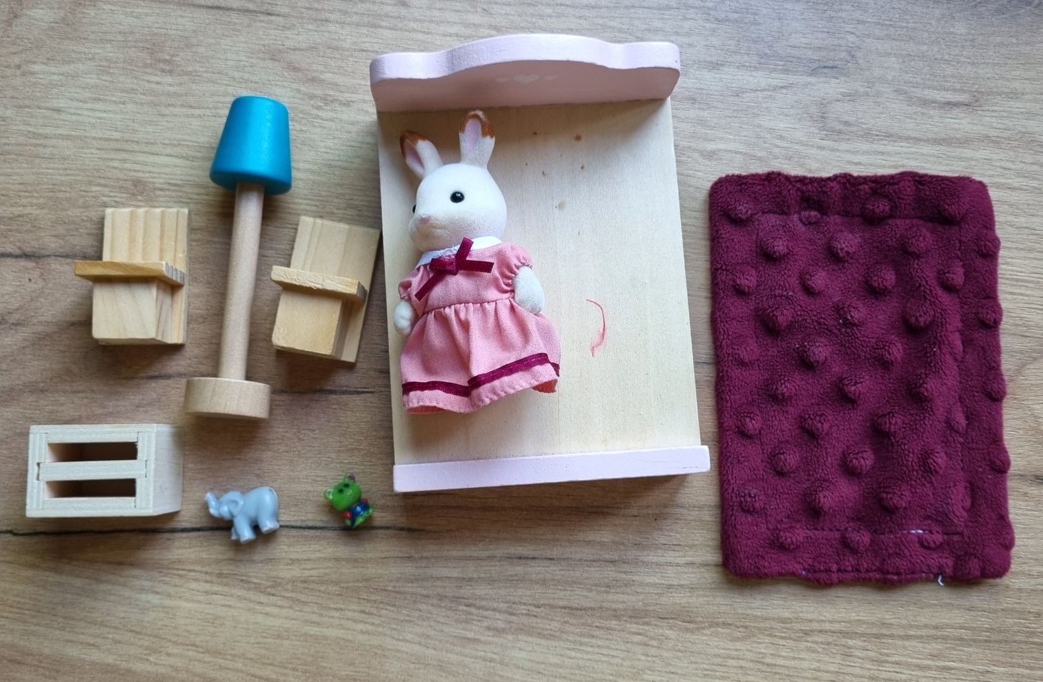 Zestaw figurka królik Sylvanian Families mebelki drewniane sypialnia