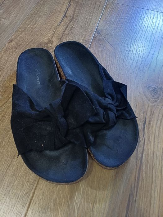 Klapki zamszowe z kokardką