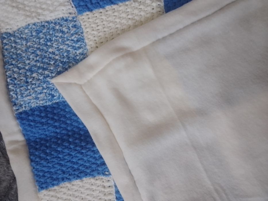 Kocyk ręcznie robiony ciepły, niebiesko - biały, rozmiar: 78cm x 78cm