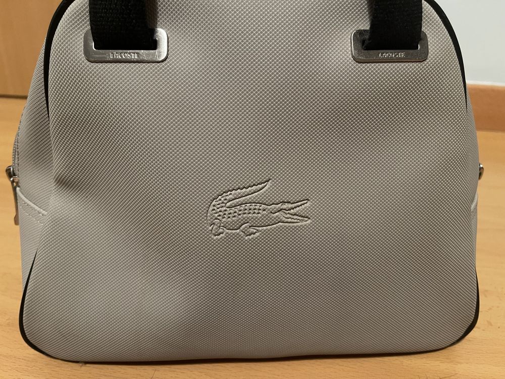 Mala de mão cinza e preto lacoste