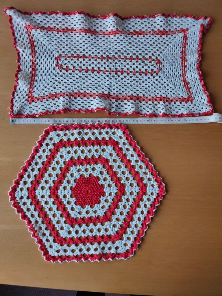 Conjunto de naperons em crochê.