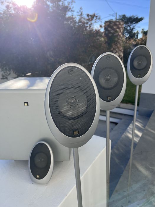 Subwoofer e colunas KEF