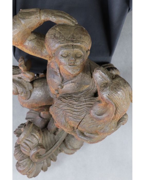 Młodzieniec z psem. Drewno. Rzeźba egzotyczna. XIX wiek.