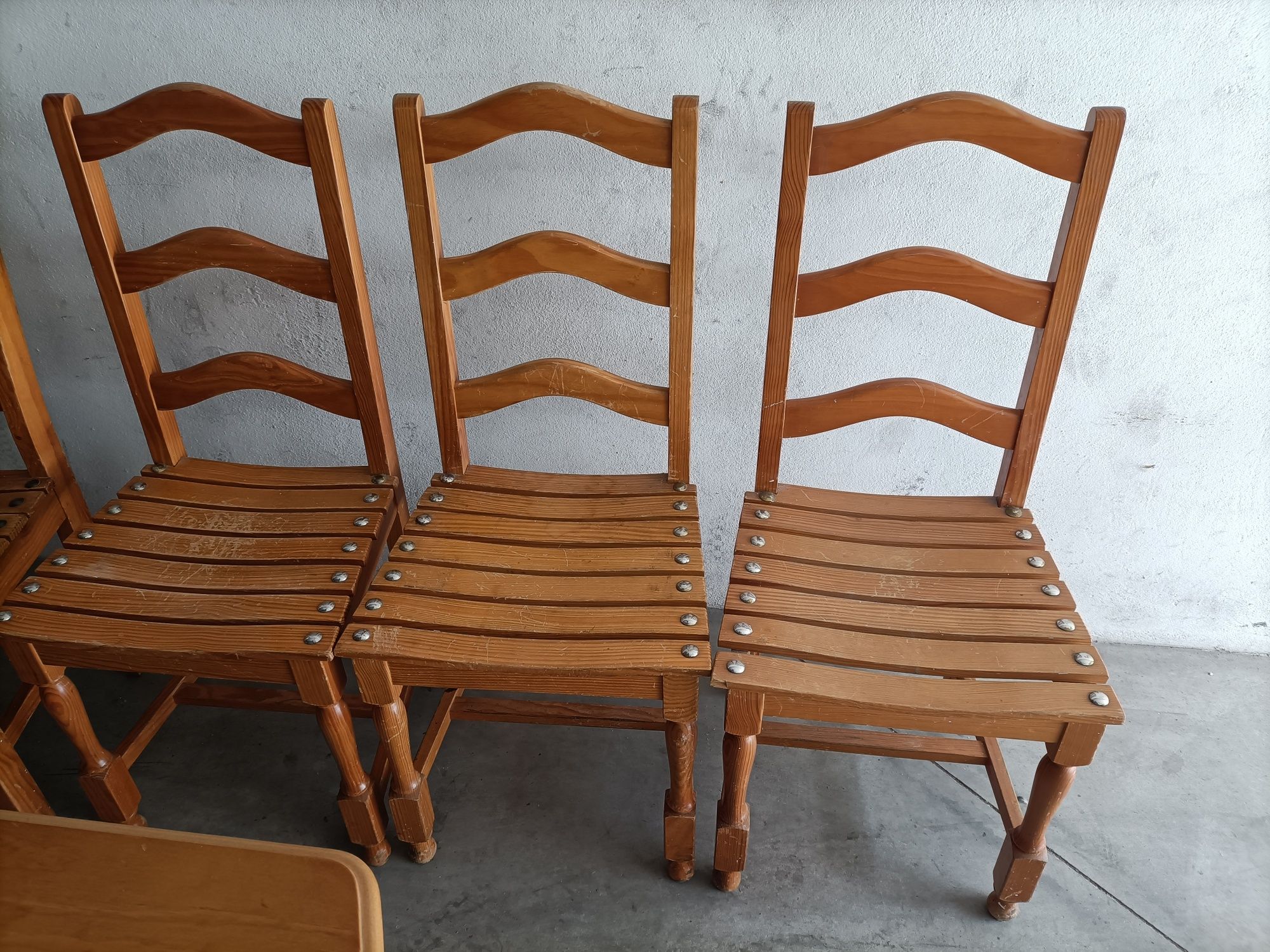 Mesa e cadeiras em pinho