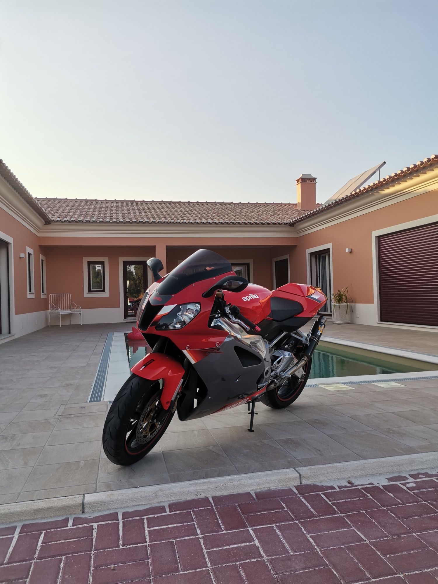 Aprilia rsv 1000