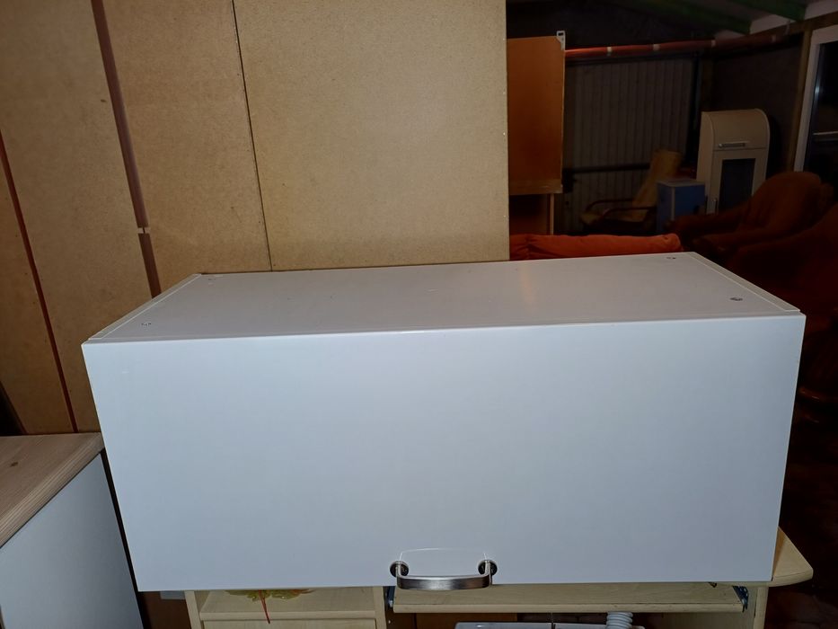 Biała  szafka ze szklaną półką.Transport.