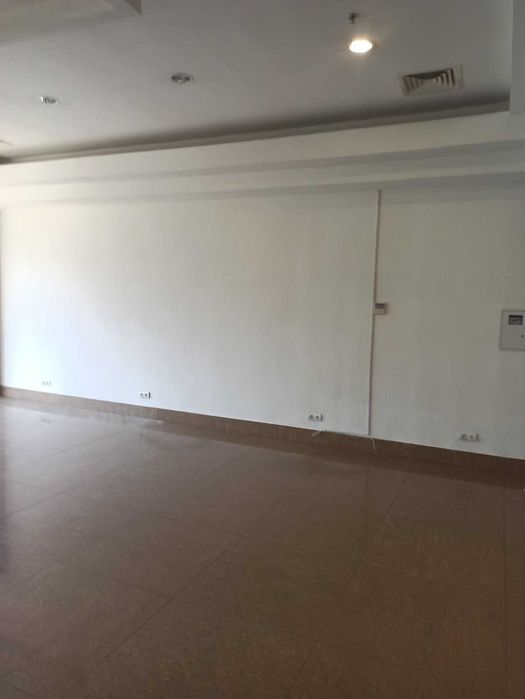 Здається велике фасадне приміщення в Центрі