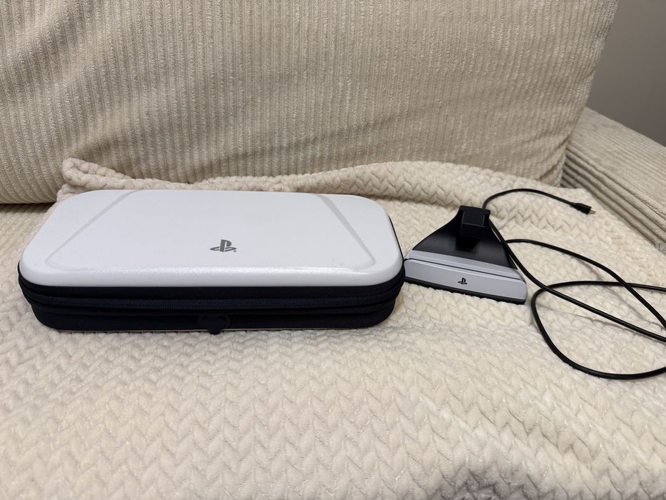Playstation portal z etui i stacją dokującą