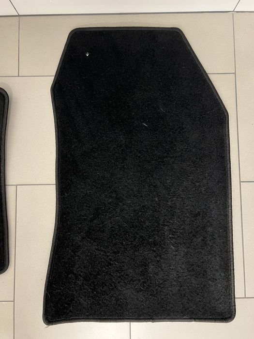 Dywaniki welurowe do Peugeot 308 - oryginalne używane jeden sezon