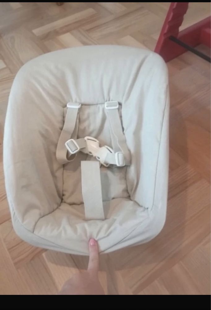 Stokke lezaczek do karmienia