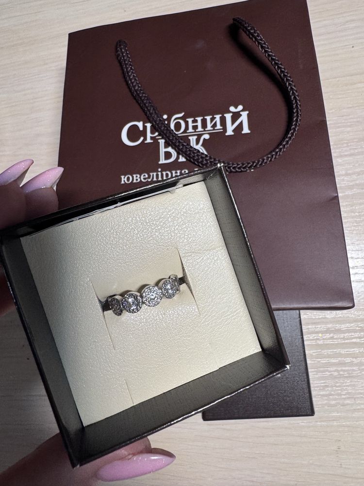 Каблучка срібна з фіанітами, 17 р