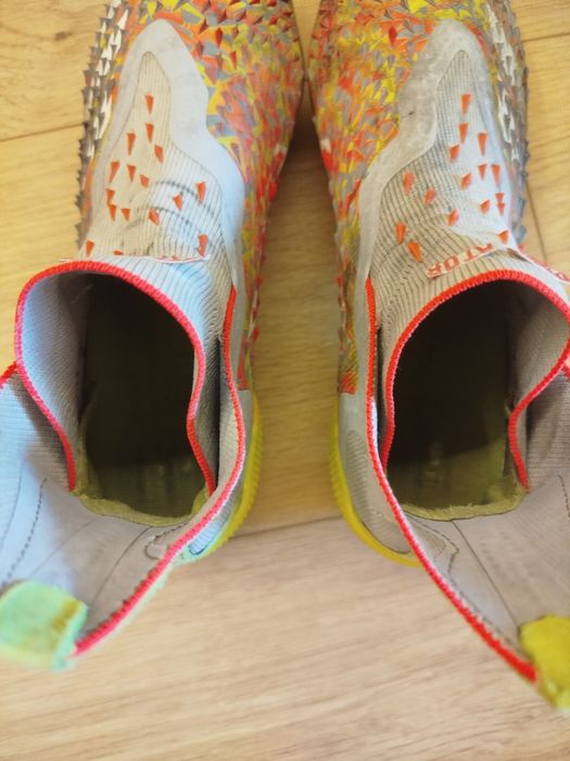 Бутси Adidas predator розмір -  39 (25 см)
Оригінал.