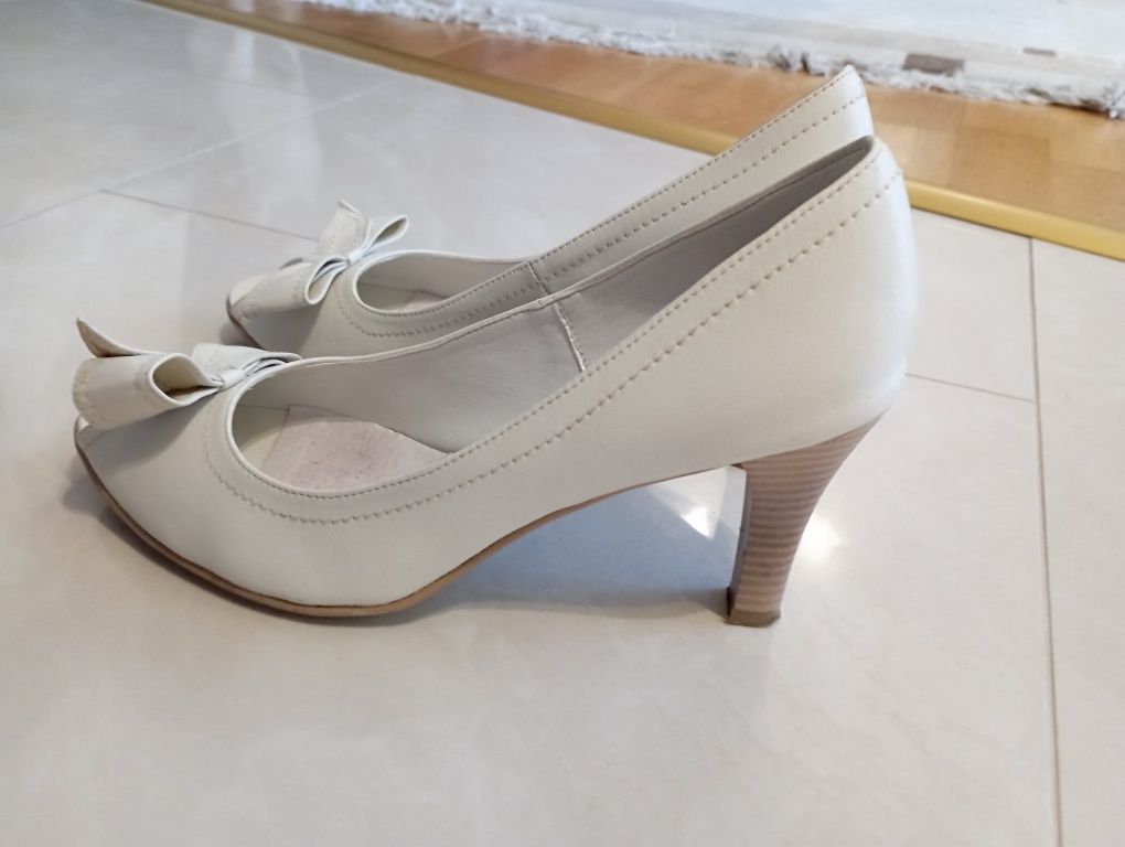 Buty szpilki. Ecru.