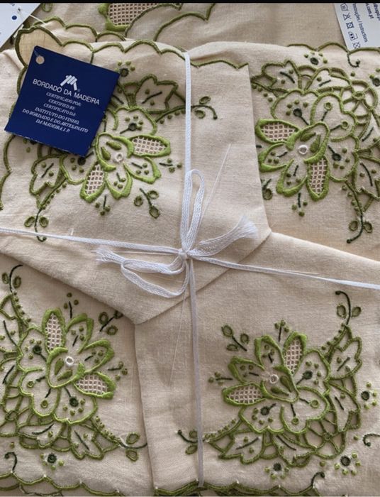 Toalha em linho bordado da medeira certificada
