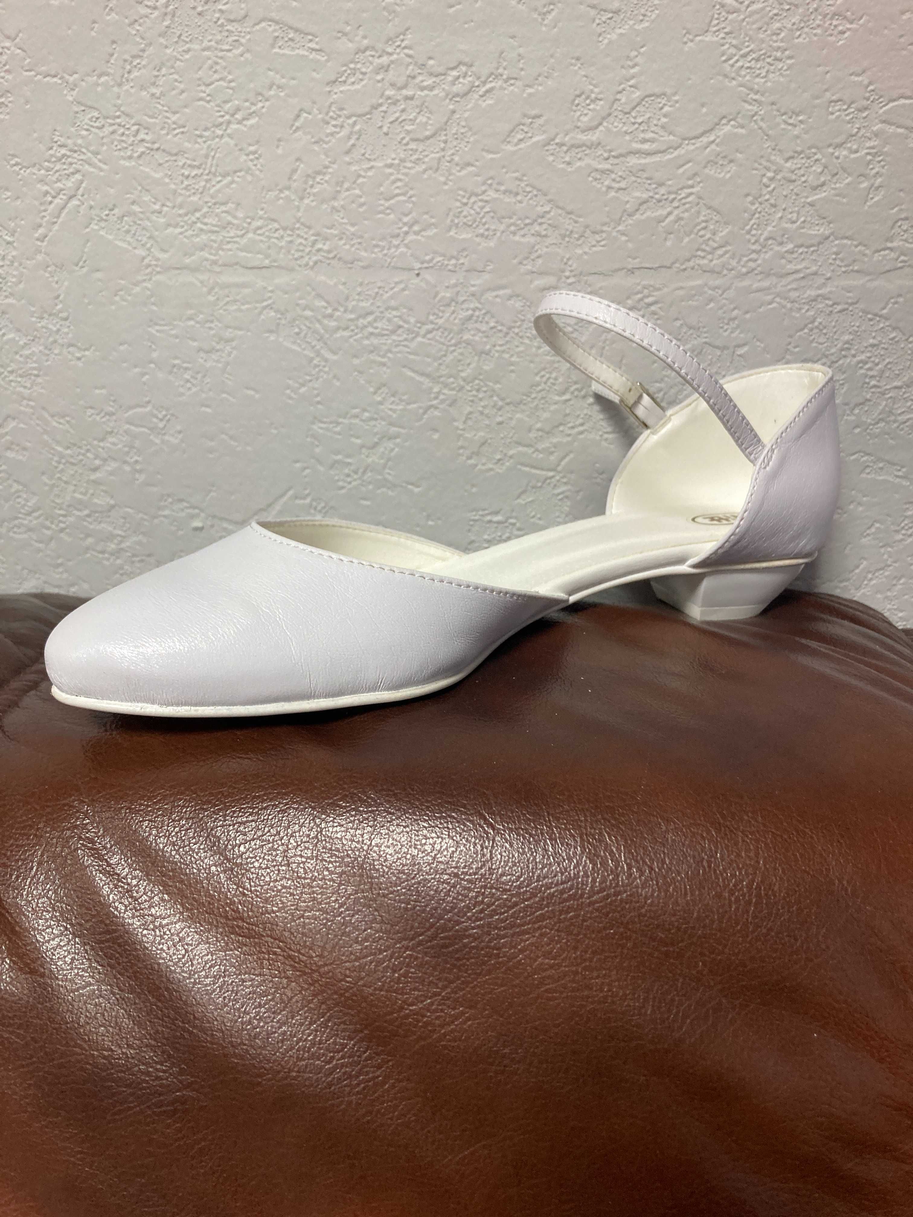 Nowe buty, czółenka białe r. 41, wys. 3 cm, wyprzedaż