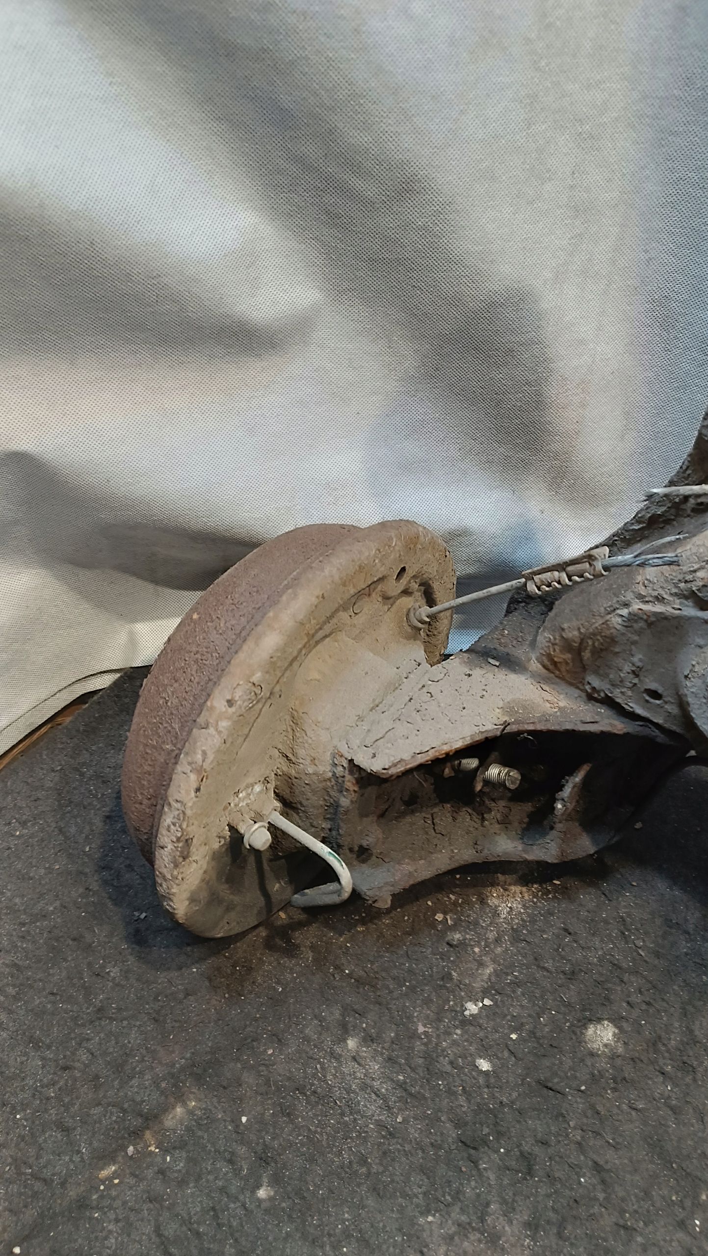 Belka Tylnego Zawieszenia Opel Corsa C 1.0B 2001r bębny