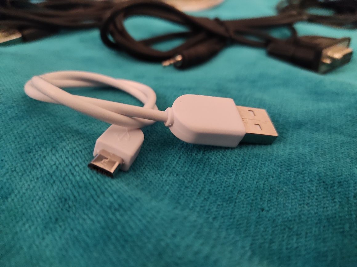 Conjunto de cabos USB, outros e adaptador