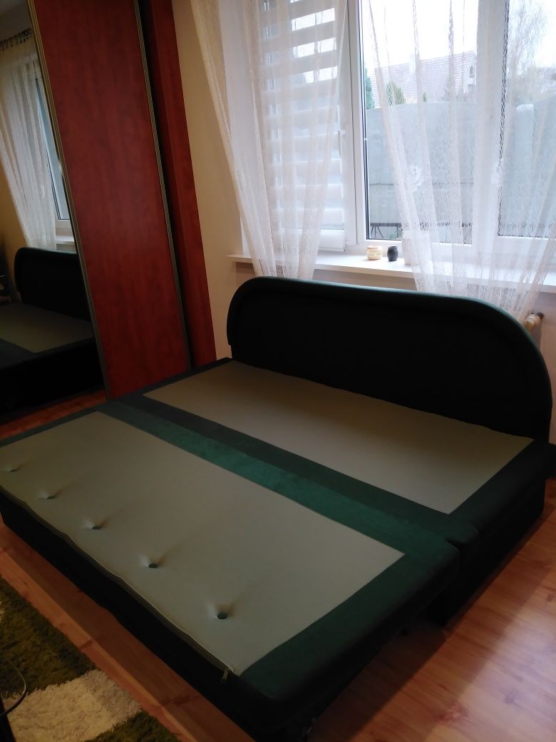 Zielona sofa z funkcją spania
