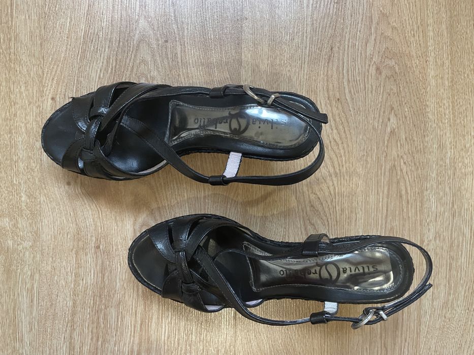 Sandálias de cunha em pele genuína Silvia Rebatto