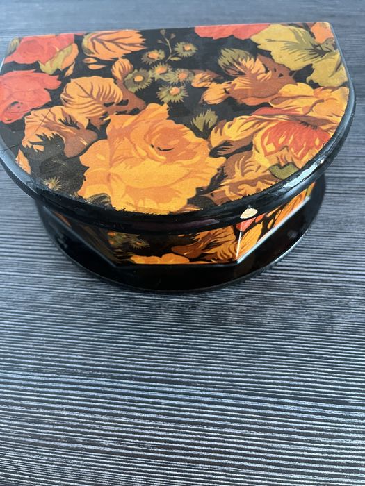Szkatułka   Pudełko z laki z lusterkiem motyw kwiatowy