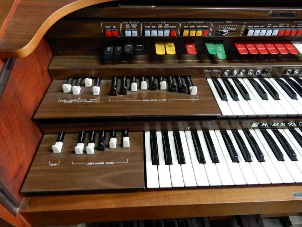 Hammond  organ z wbudowanym głośnikiem Leslie