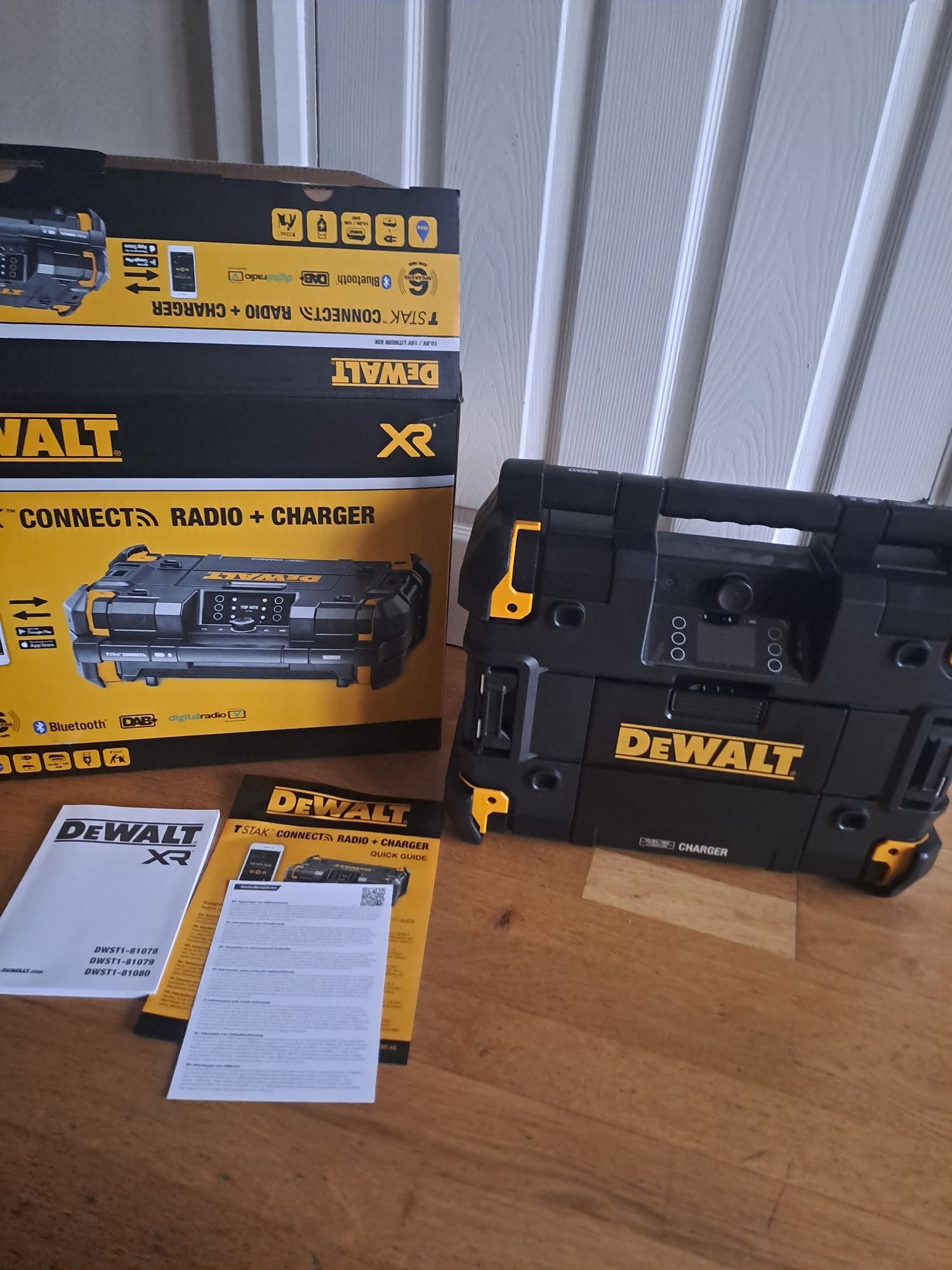 Radio Dewalt 18V z zasilaczem sieciowym