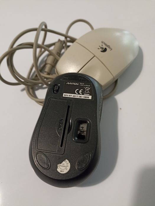 Dois ratos, de fio e bluetooth.