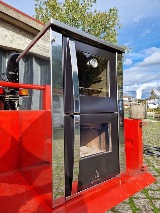 Fogão de lenha em inox com forno.