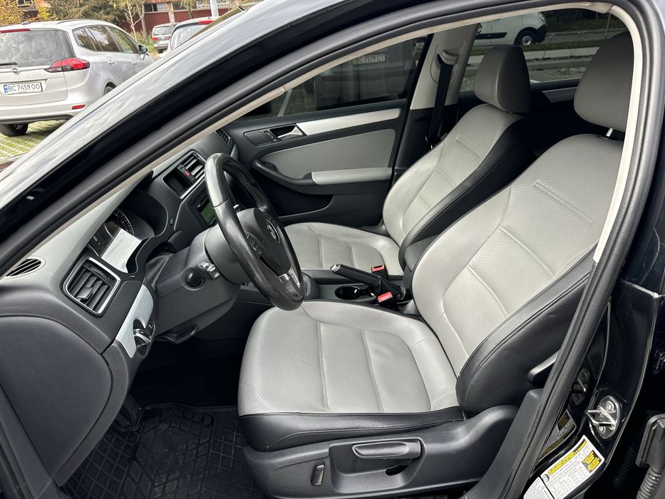 Оренда авто Volkswagen Jetta Hybrid