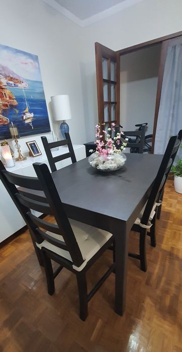 Mesa extensiva e 4 cadeiras