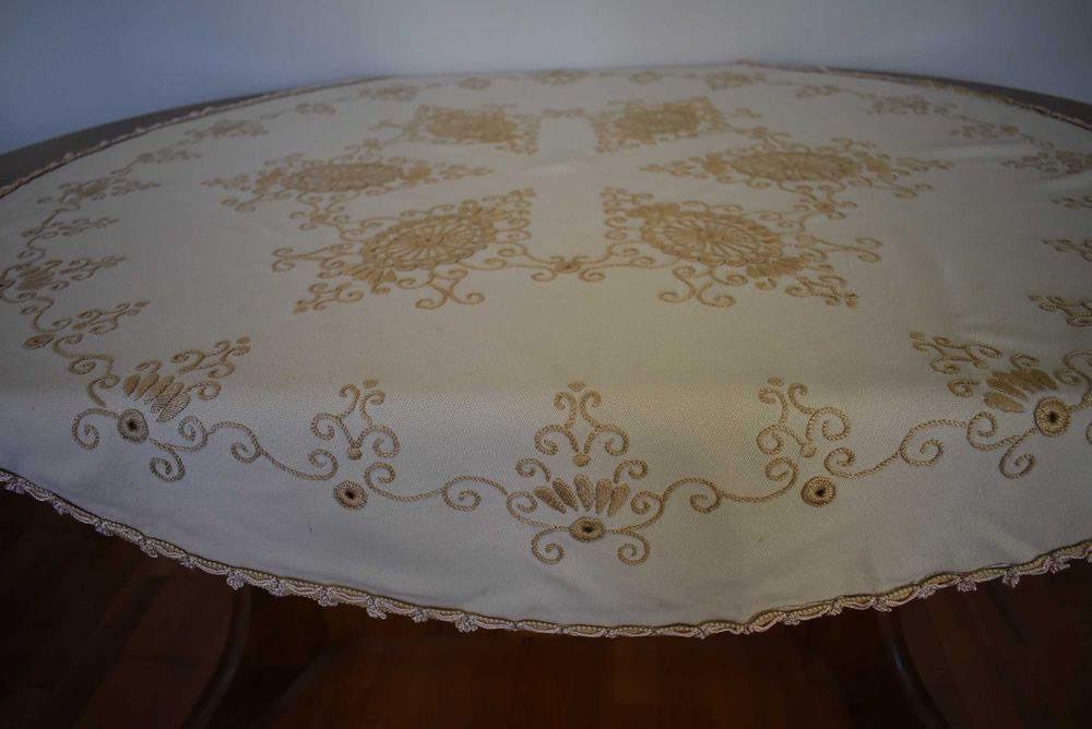 Obrus na okrągły stół