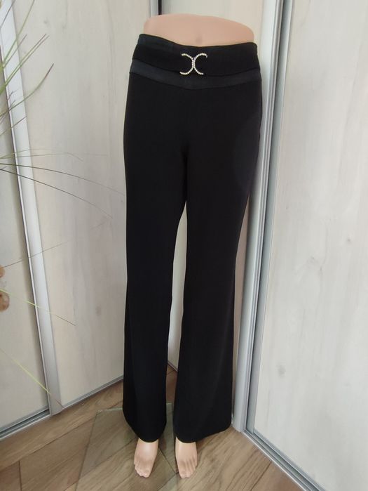 Spodnie damskie , czarny dzwony, cyrkonie i atłasowy pas marki Trapez