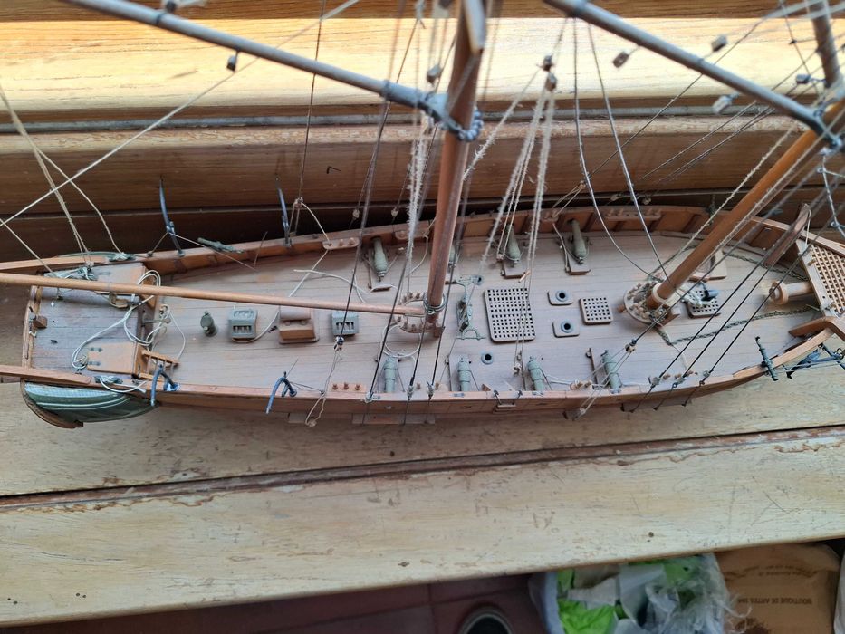 Modelo de navio antigo em madeira - "La Toulonnaise"