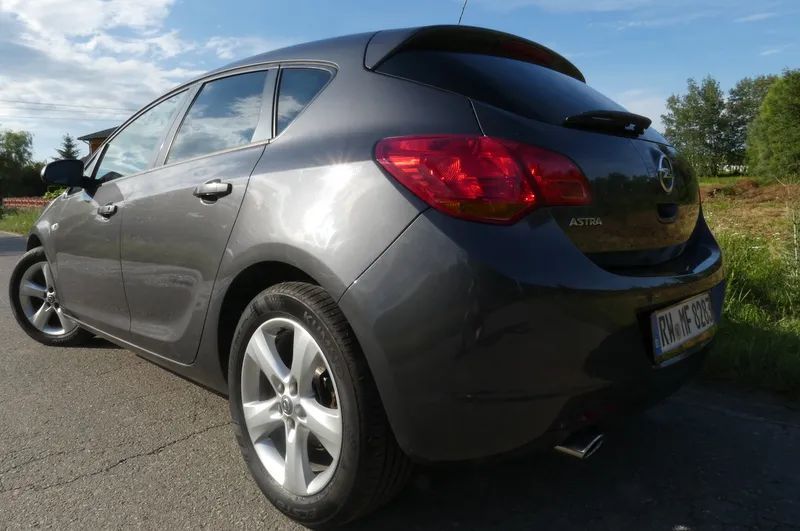 Opel Astra mały przebieg 126000 klima, grzane fotele i kierownica do jazdy
