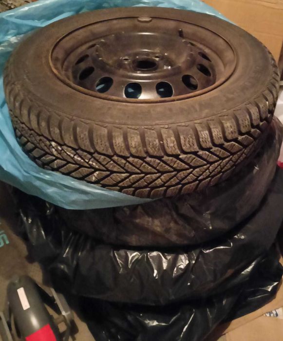 Opony zimowe wraz z felgami do Toyoty Yaris (komplet kół) + kołpaki