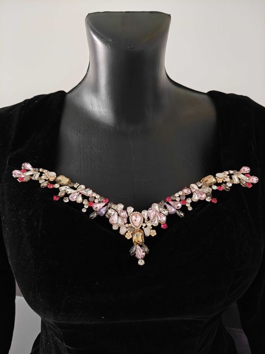 Suknia w stylu Audrey Hepburn – czarna, aksamitna, z długimi rękawami,