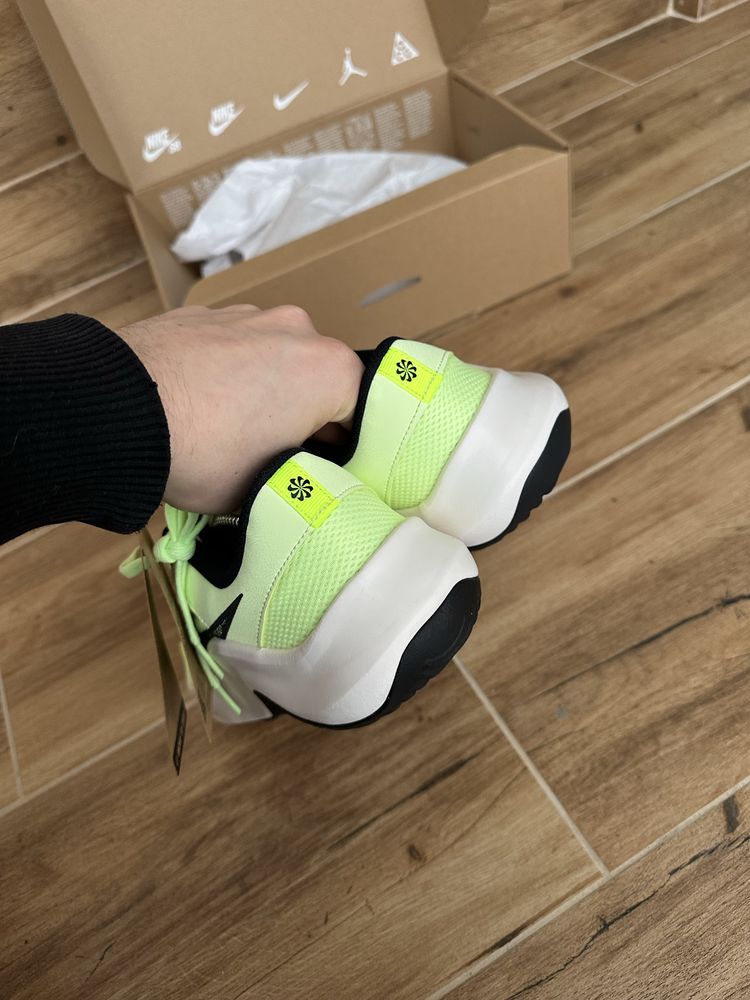 Кроссовки Nike Legend Essential