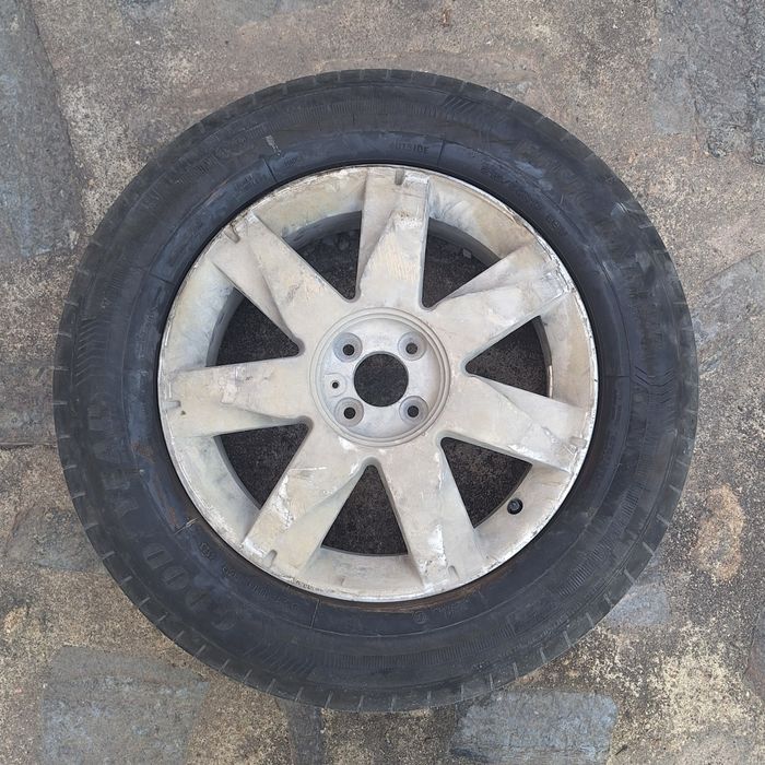 Jante 17" com Pneu Good Year 215/65 R17