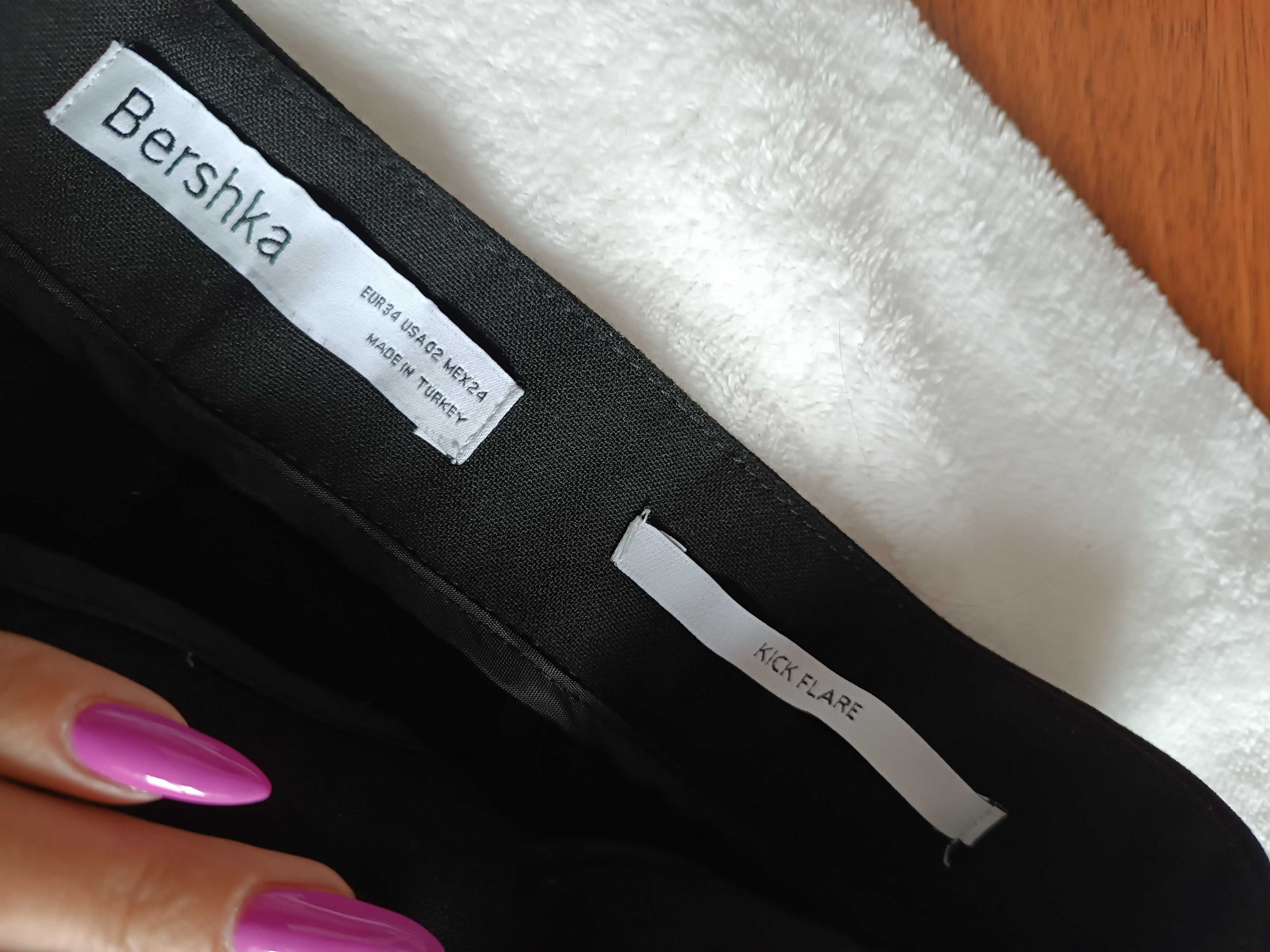 Czarne spodnie wysoki stan kick flare Bershka z rozcięciem przeszycia