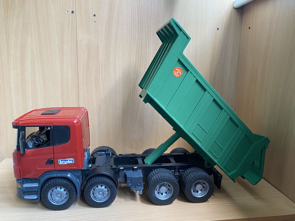 Самосвал Bruder Scania
