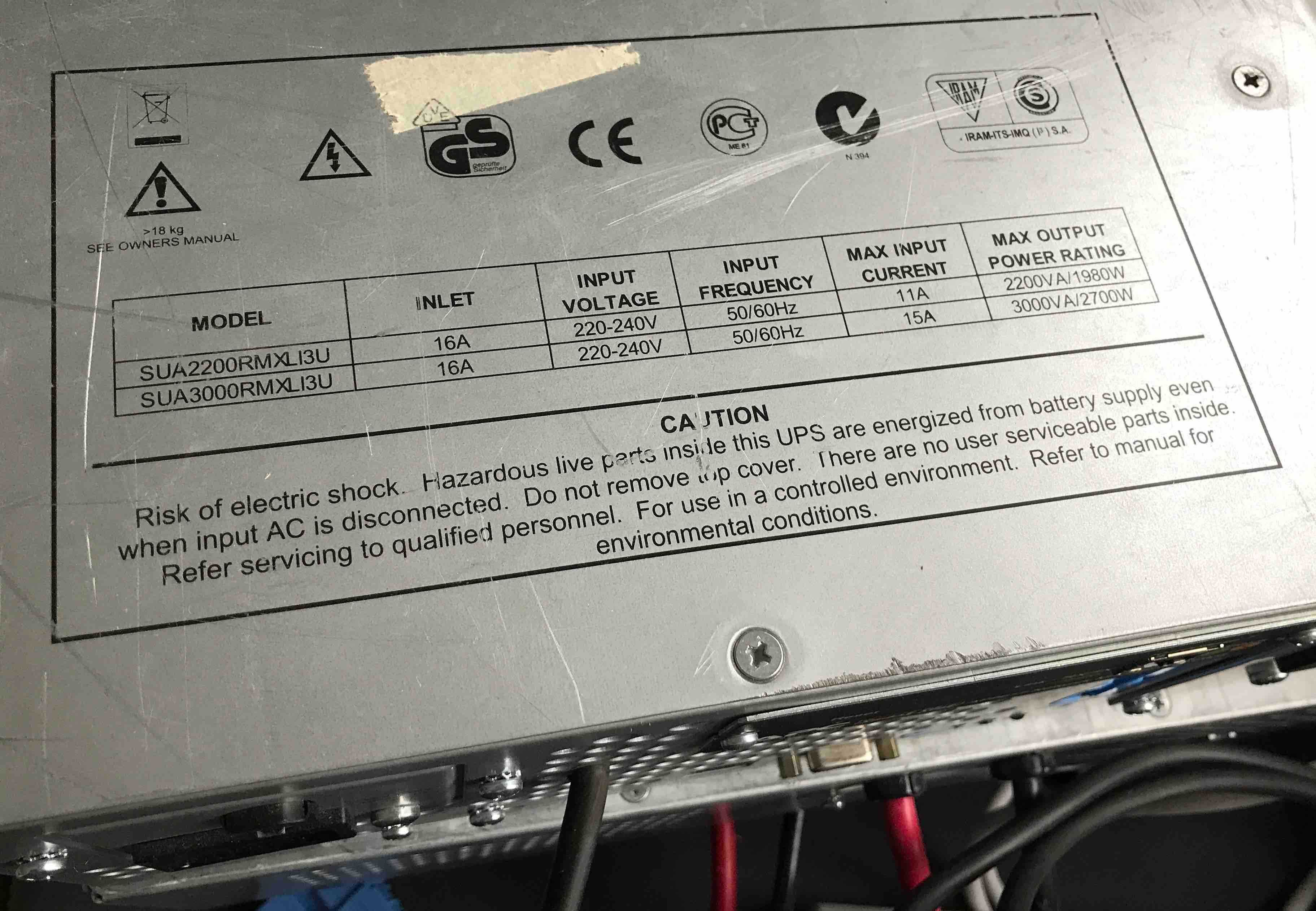 UPS APC model SUA3000RMXLI3U oraz dwa panele z bateriami SUA48RMXLBP3U