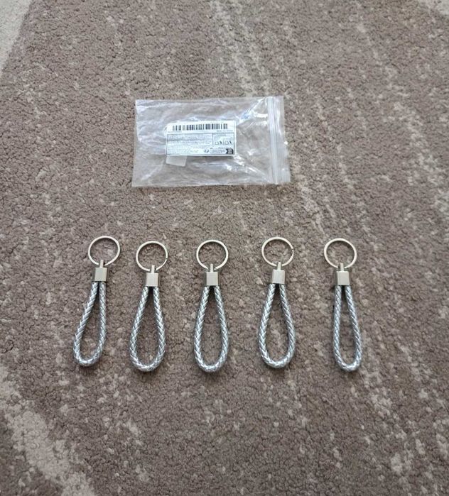 Nowe srebrne breloki sznurkowe 5 szt