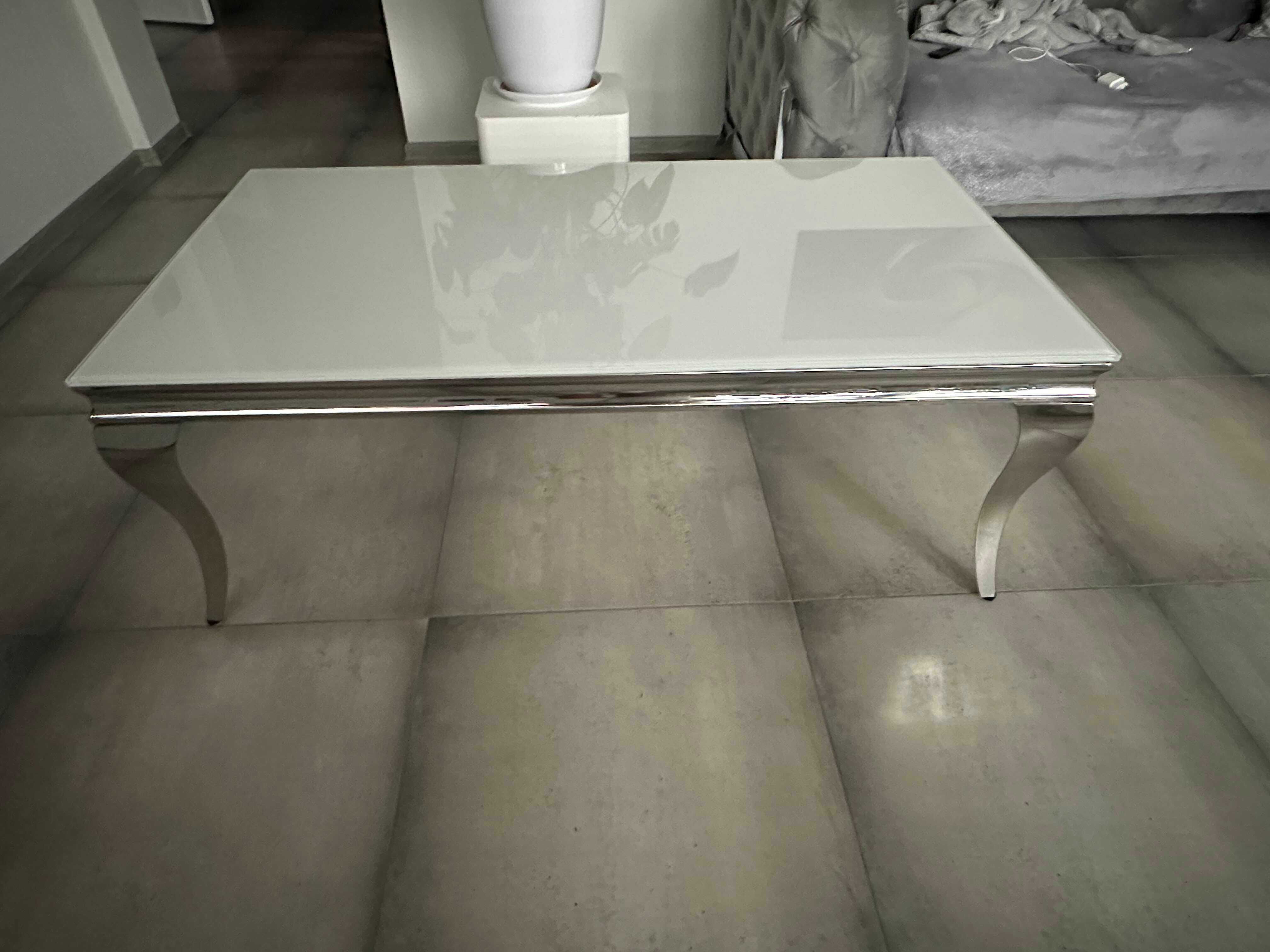 Stylowa ława glamour z chromowanymi nogami – szklany blat